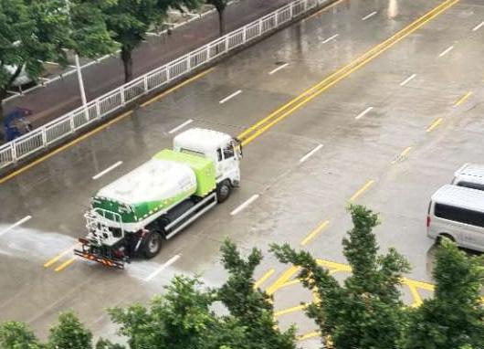 洒水车在下雨天还作业？沙井街道回应：效果更佳