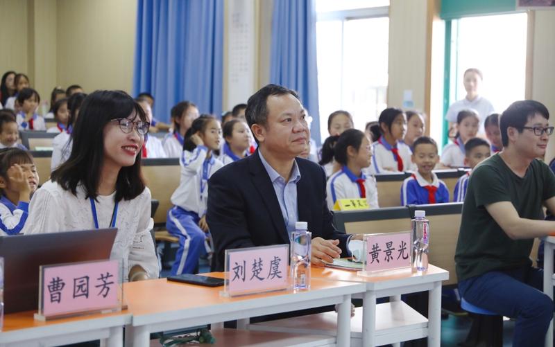 专家进校园之白芒小学校领导在现场